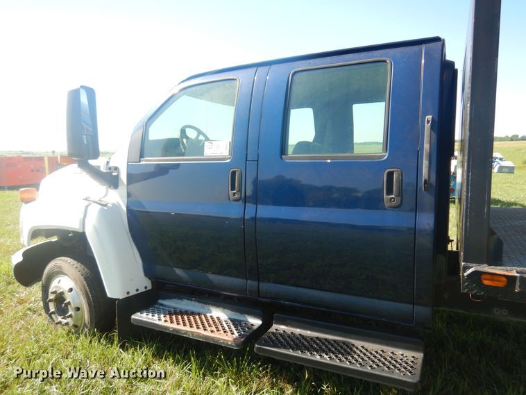 image for item DN0437 2004 GMC C4500  flatbed truck