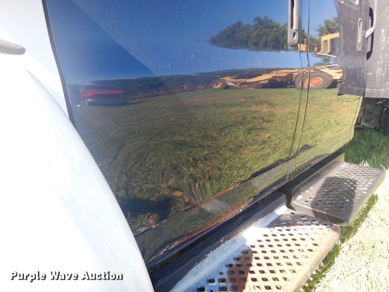 image for item DN0437 2004 GMC C4500  flatbed truck