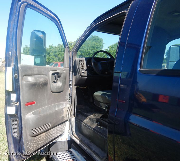 image for item DN0437 2004 GMC C4500  flatbed truck