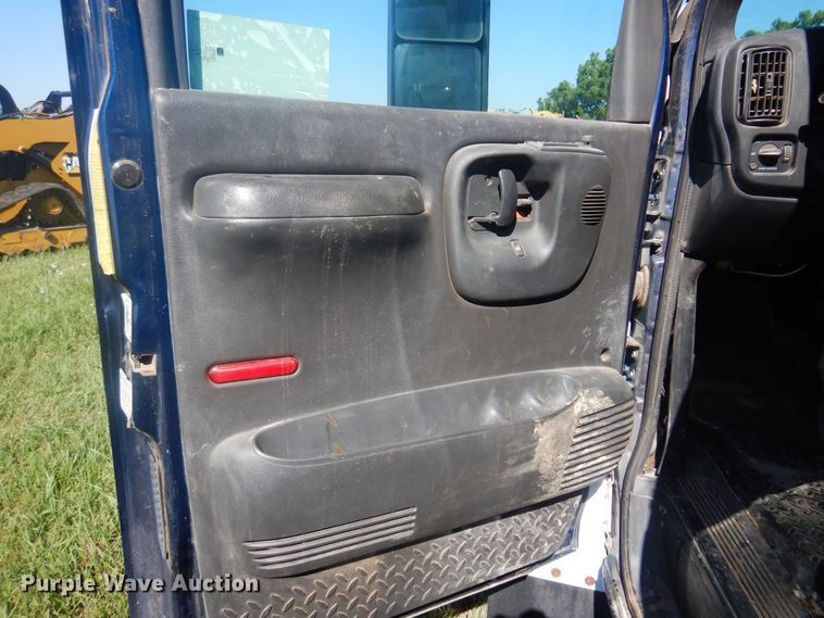 image for item DN0437 2004 GMC C4500  flatbed truck