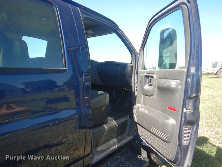 image for item DN0437 2004 GMC C4500  flatbed truck