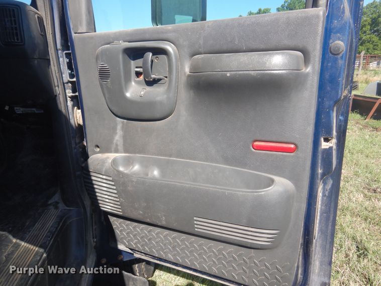 image for item DN0437 2004 GMC C4500  flatbed truck