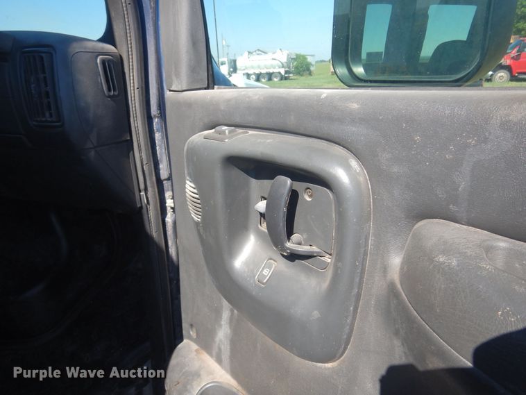 image for item DN0437 2004 GMC C4500  flatbed truck