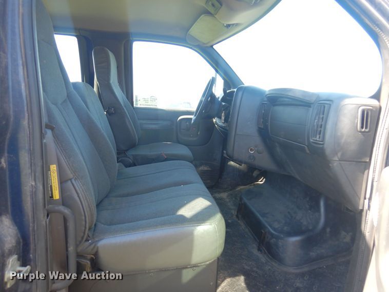 image for item DN0437 2004 GMC C4500  flatbed truck