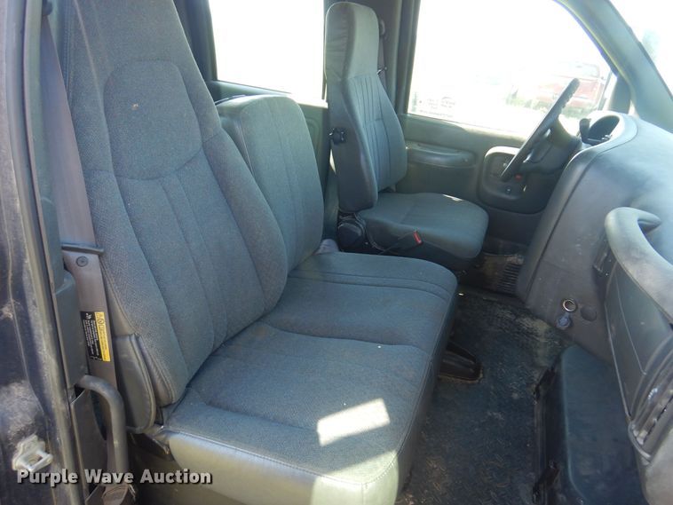 image for item DN0437 2004 GMC C4500  flatbed truck