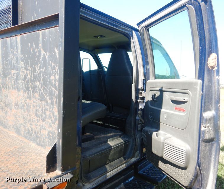 image for item DN0437 2004 GMC C4500  flatbed truck