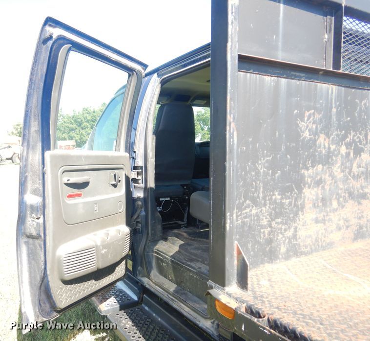 image for item DN0437 2004 GMC C4500  flatbed truck