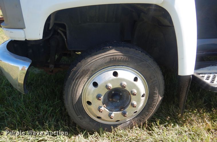 image for item DN0437 2004 GMC C4500  flatbed truck