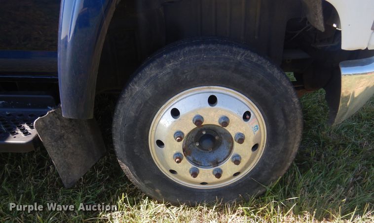 image for item DN0437 2004 GMC C4500  flatbed truck