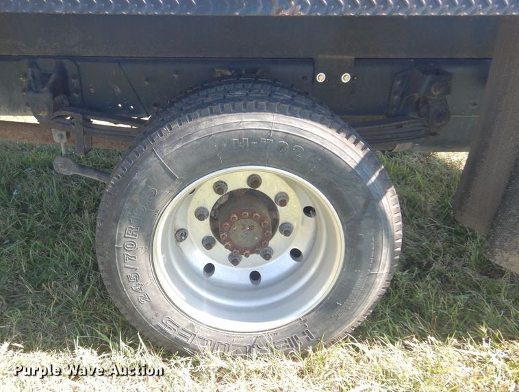 image for item DN0437 2004 GMC C4500  flatbed truck