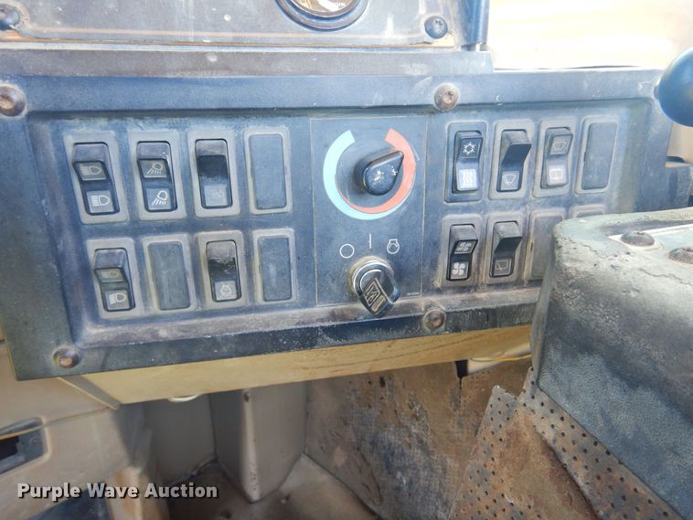 image for item DN0438 1999 Caterpillar 621F  conventional scraper