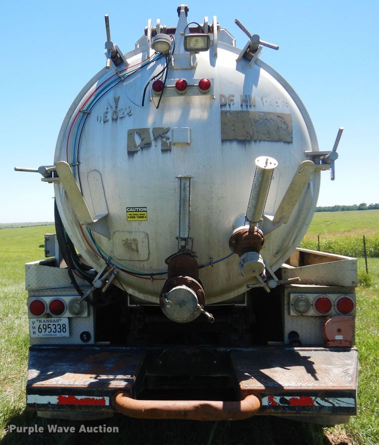 image for item DN0440 2006 Kenworth T800  vacuum truck