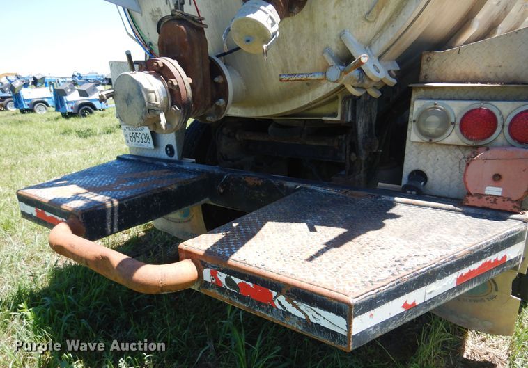 image for item DN0440 2006 Kenworth T800  vacuum truck