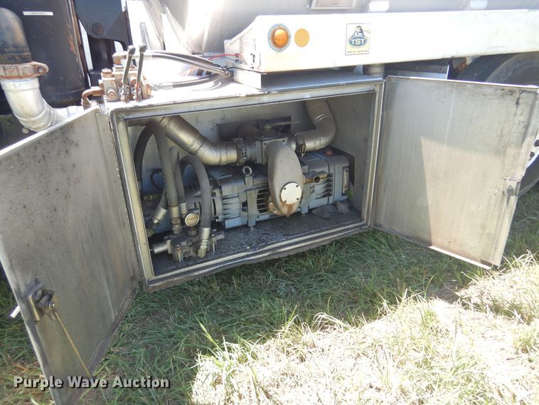 image for item DN0440 2006 Kenworth T800  vacuum truck