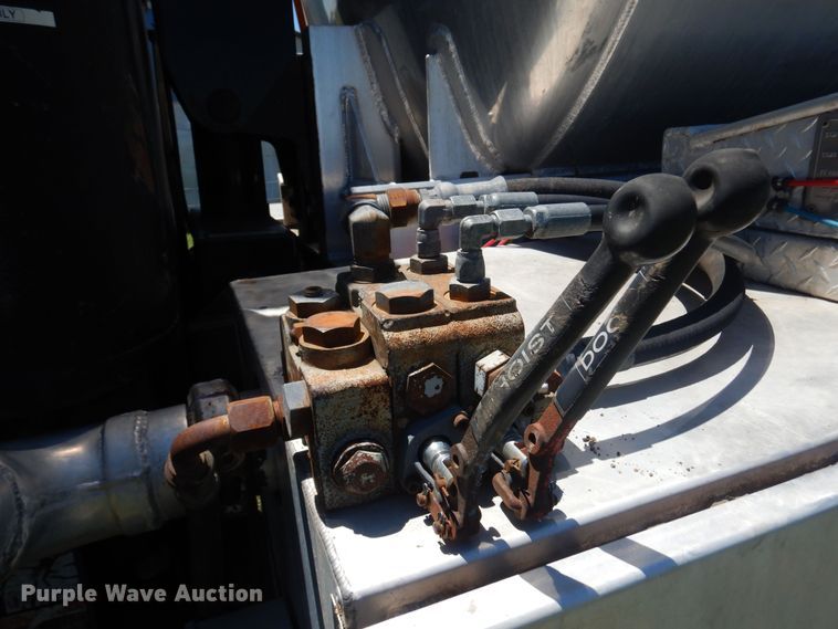 image for item DN0440 2006 Kenworth T800  vacuum truck