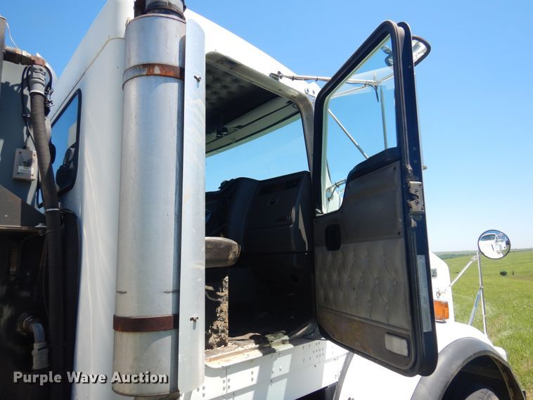 image for item DN0440 2006 Kenworth T800  vacuum truck