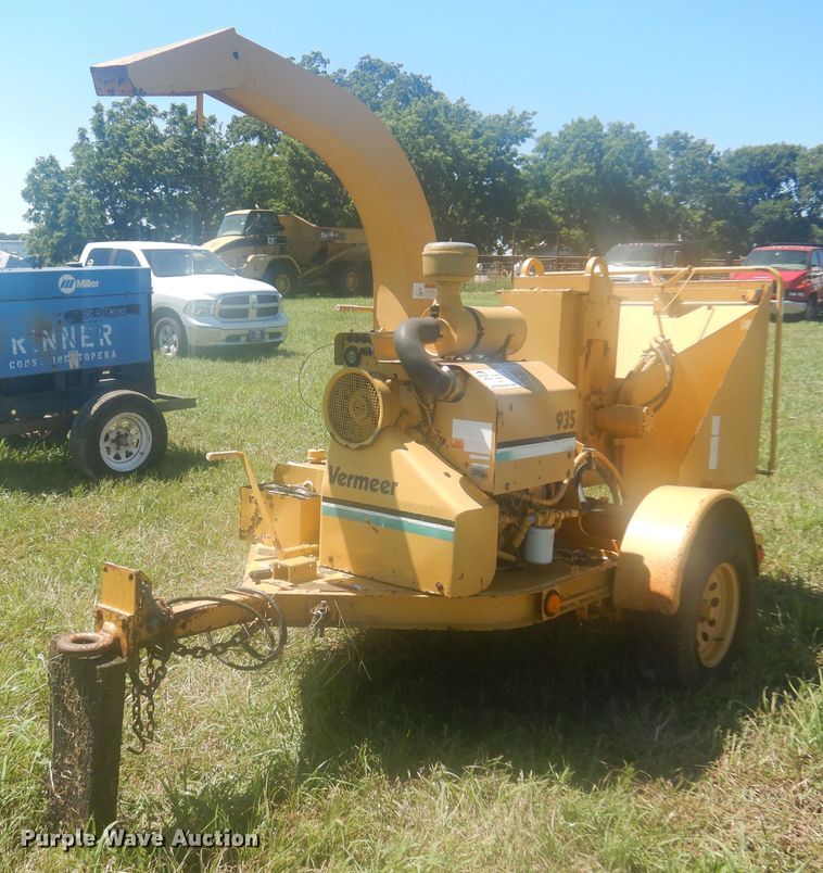 image for item DN0445 2002 Vermeer BC935  wood chipper