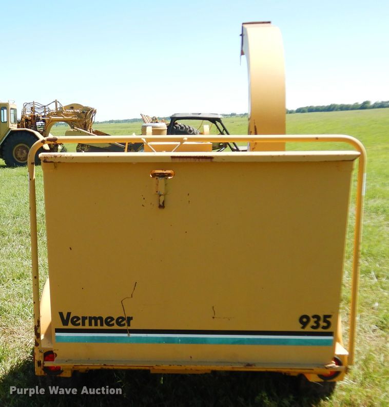 image for item DN0445 2002 Vermeer BC935  wood chipper