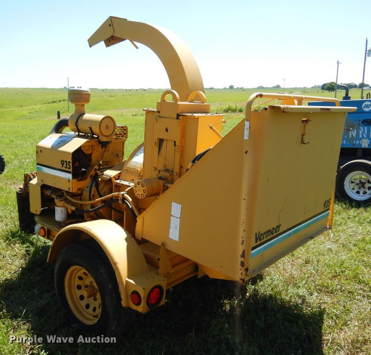 image for item DN0445 2002 Vermeer BC935  wood chipper