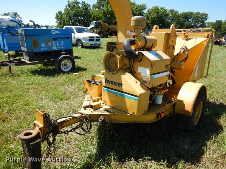 image for item DN0445 2002 Vermeer BC935  wood chipper