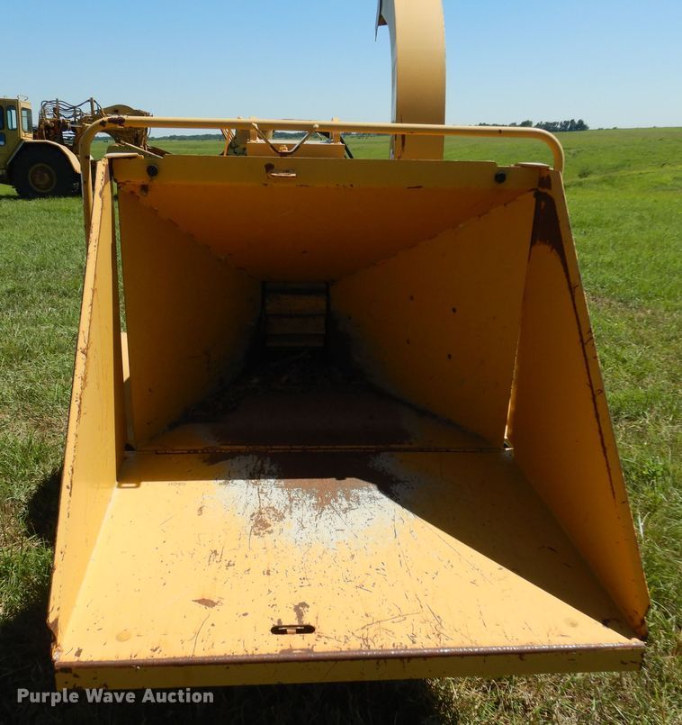 image for item DN0445 2002 Vermeer BC935  wood chipper