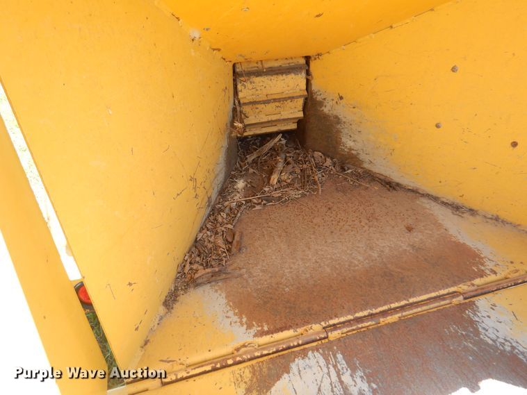 image for item DN0445 2002 Vermeer BC935  wood chipper