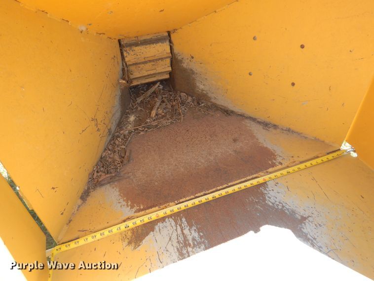 image for item DN0445 2002 Vermeer BC935  wood chipper