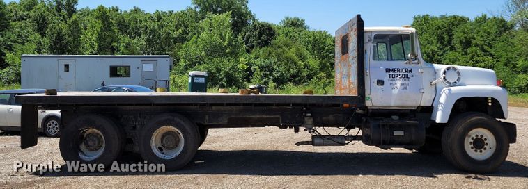 image for item DL6608 1992 Ford LT9000  flatbed truck