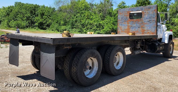 image for item DL6608 1992 Ford LT9000  flatbed truck