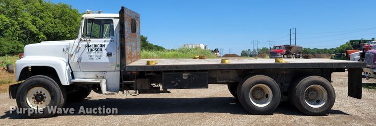 image for item DL6608 1992 Ford LT9000  flatbed truck
