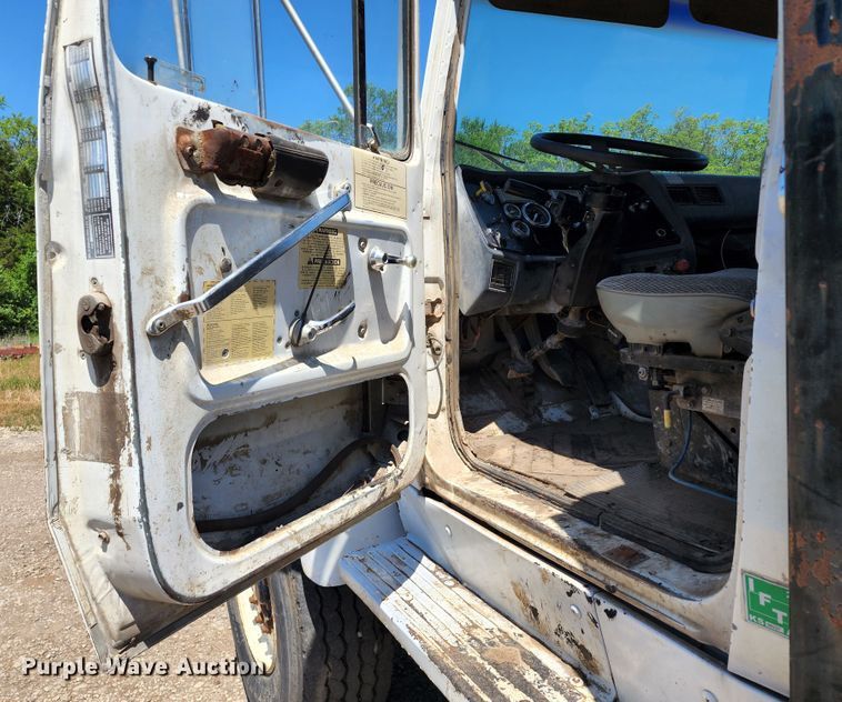 image for item DL6608 1992 Ford LT9000  flatbed truck