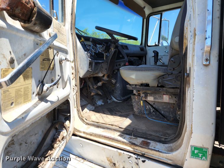 image for item DL6608 1992 Ford LT9000  flatbed truck