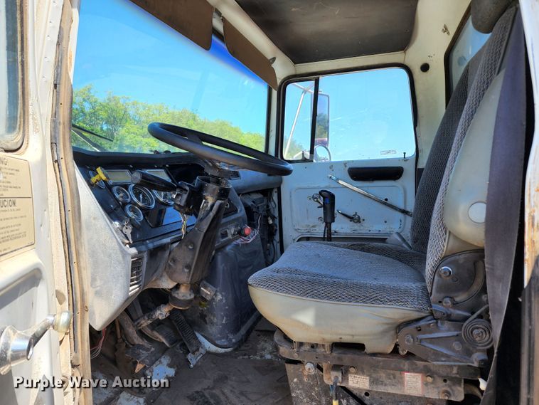 image for item DL6608 1992 Ford LT9000  flatbed truck