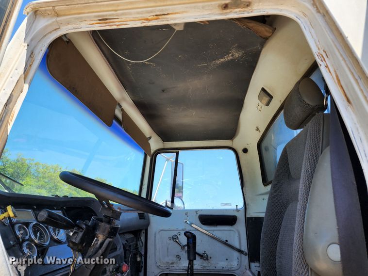 image for item DL6608 1992 Ford LT9000  flatbed truck