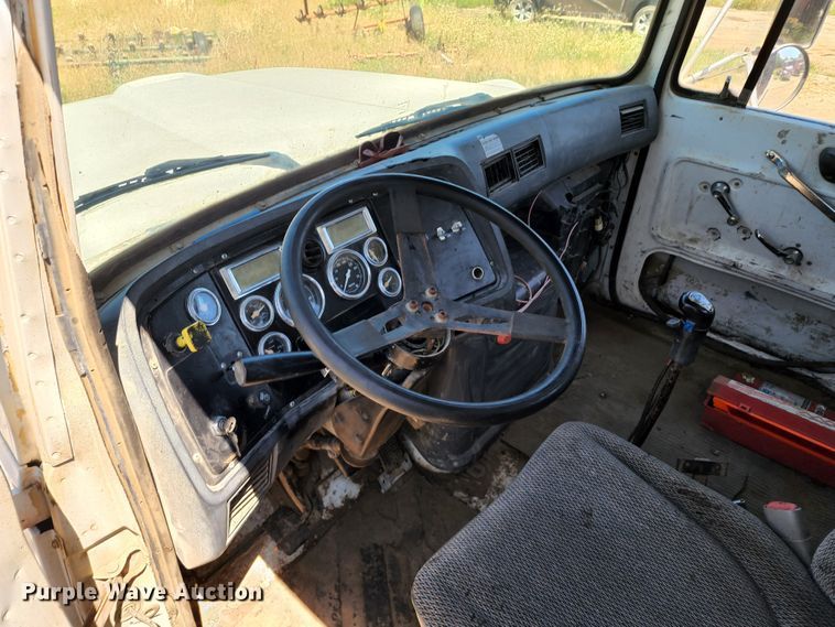 image for item DL6608 1992 Ford LT9000  flatbed truck