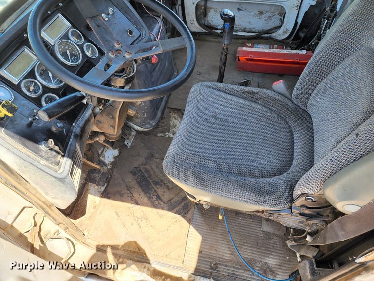 image for item DL6608 1992 Ford LT9000  flatbed truck