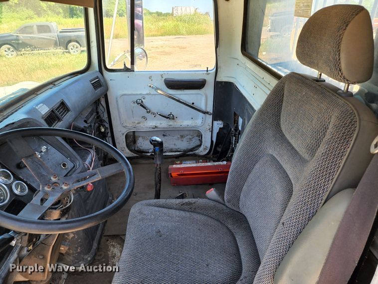 image for item DL6608 1992 Ford LT9000  flatbed truck