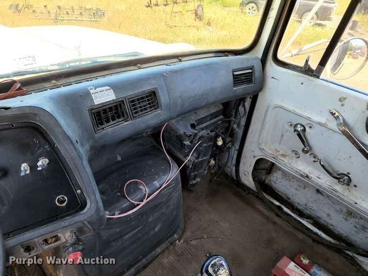 image for item DL6608 1992 Ford LT9000  flatbed truck