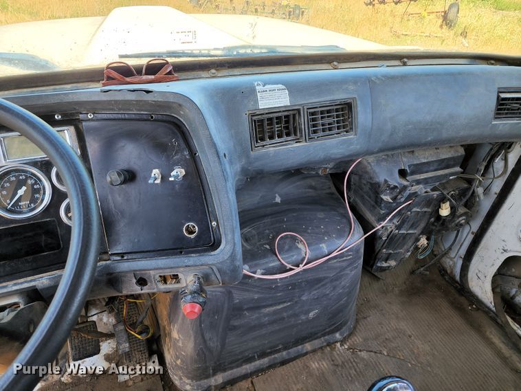 image for item DL6608 1992 Ford LT9000  flatbed truck