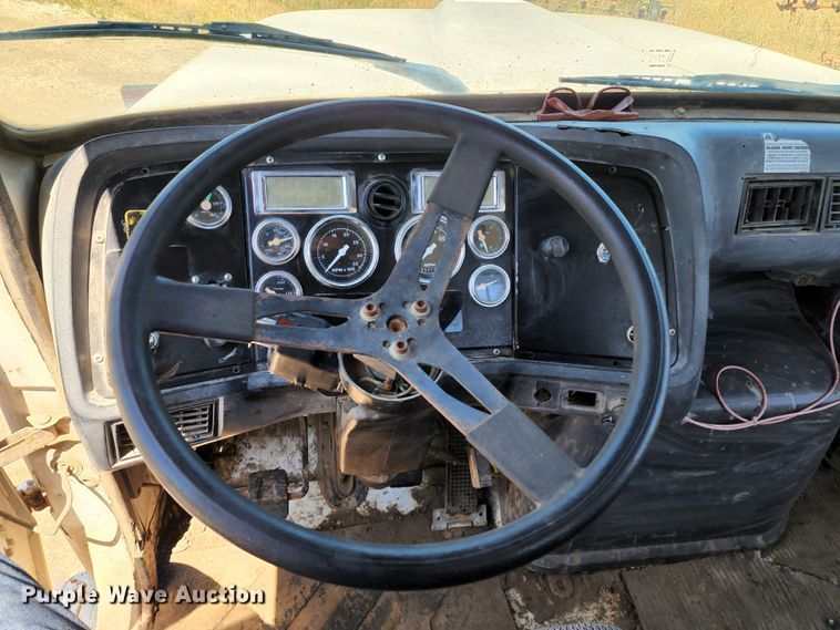 image for item DL6608 1992 Ford LT9000  flatbed truck