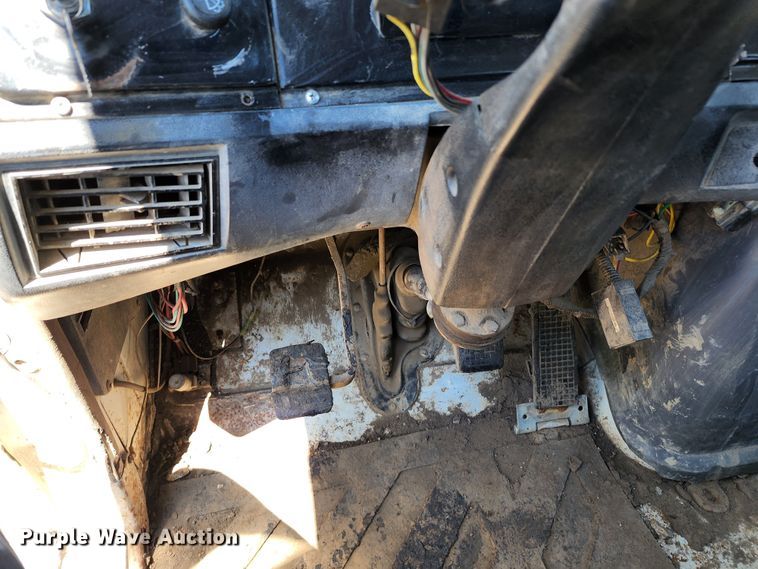 image for item DL6608 1992 Ford LT9000  flatbed truck