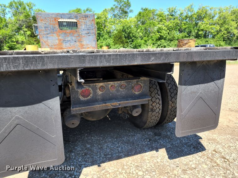 image for item DL6608 1992 Ford LT9000  flatbed truck
