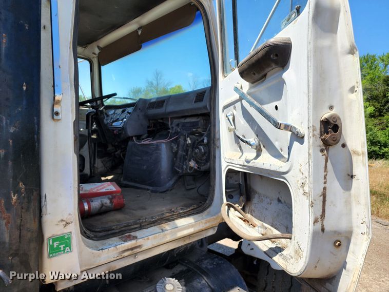 image for item DL6608 1992 Ford LT9000  flatbed truck