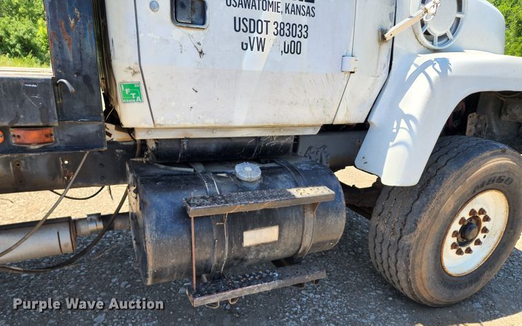 image for item DL6608 1992 Ford LT9000  flatbed truck