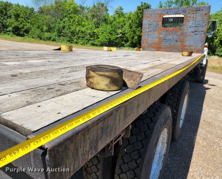 image for item DL6608 1992 Ford LT9000  flatbed truck