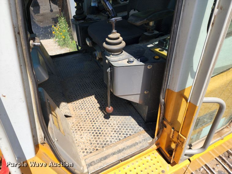 image for item DL6646 2005 Liebherr LR622B  track loader