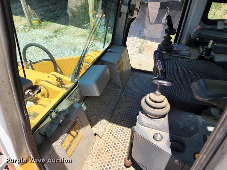 image for item DL6646 2005 Liebherr LR622B  track loader