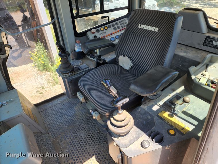 image for item DL6646 2005 Liebherr LR622B  track loader