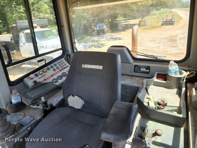 image for item DL6646 2005 Liebherr LR622B  track loader