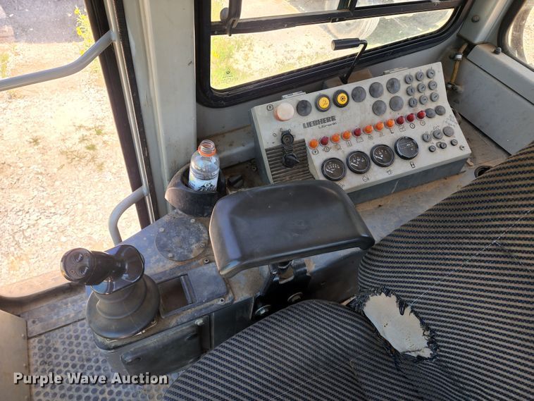 image for item DL6646 2005 Liebherr LR622B  track loader